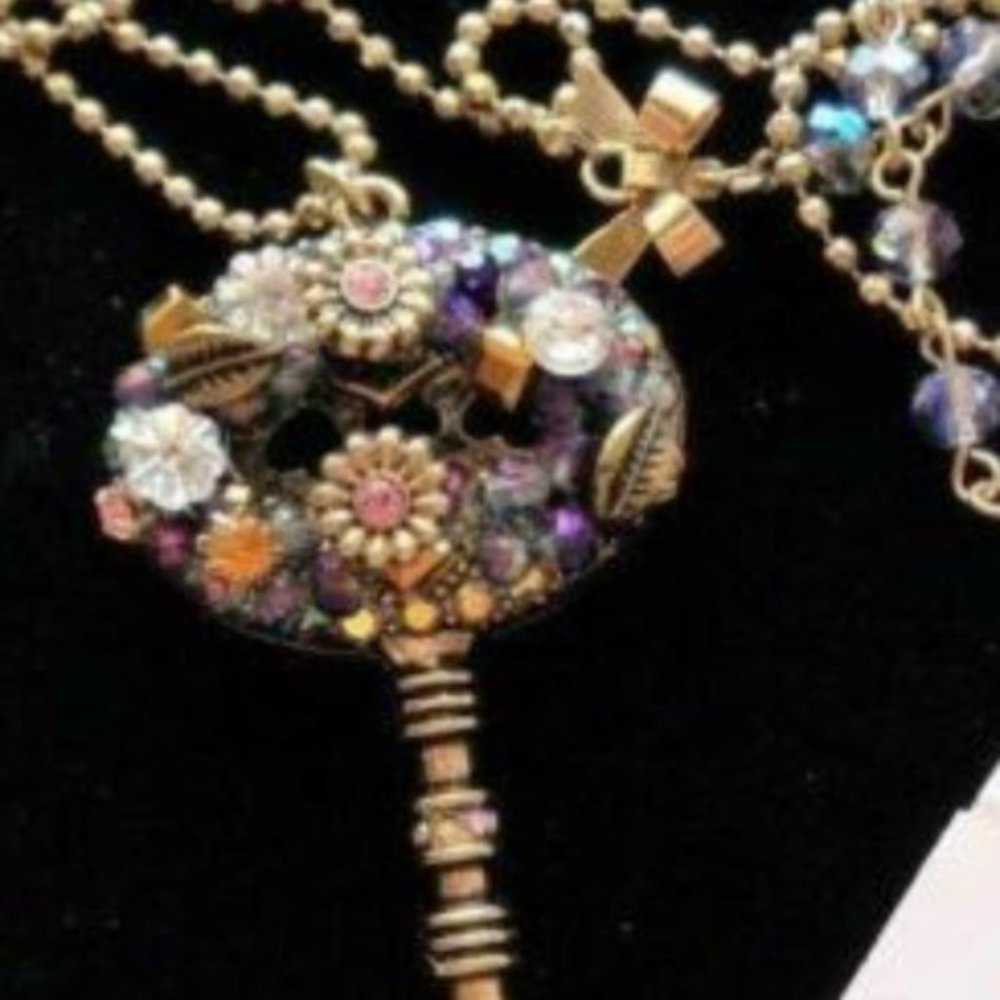 Betsey Johnson FLOWERS GOLD KEY NECKLACE - Picture 5 of 7